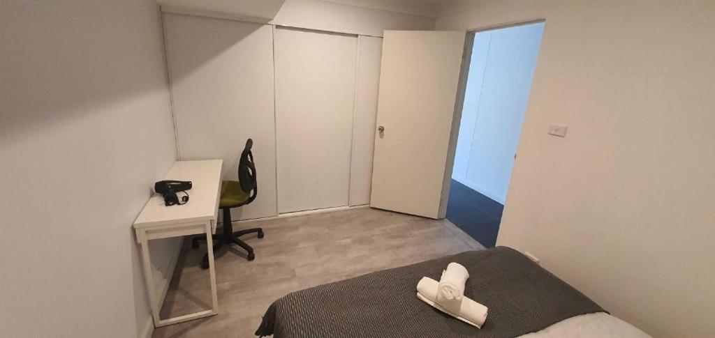 Dana-Cozy Studio with Shared Entry in the City - Ferienwohnung Canberra