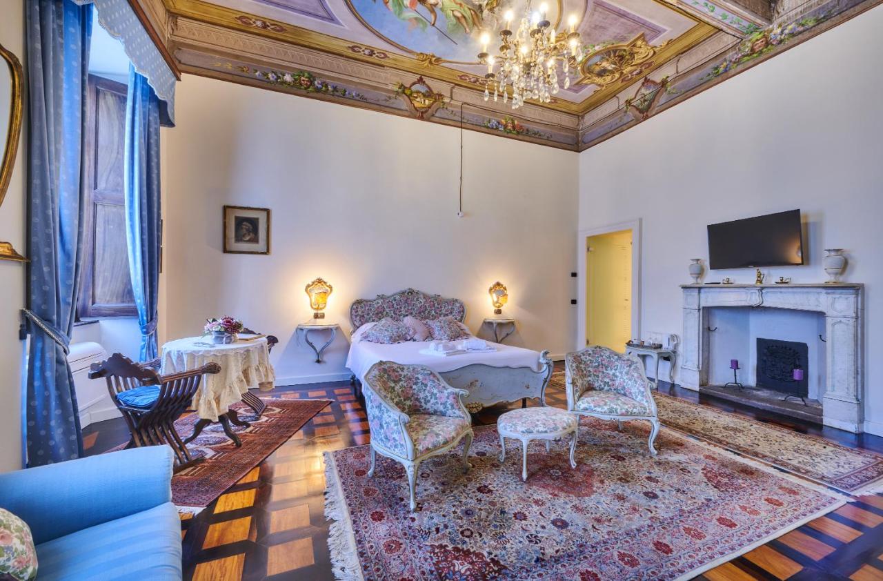 Zimmer mit Kingsize-Bett und Poolblick