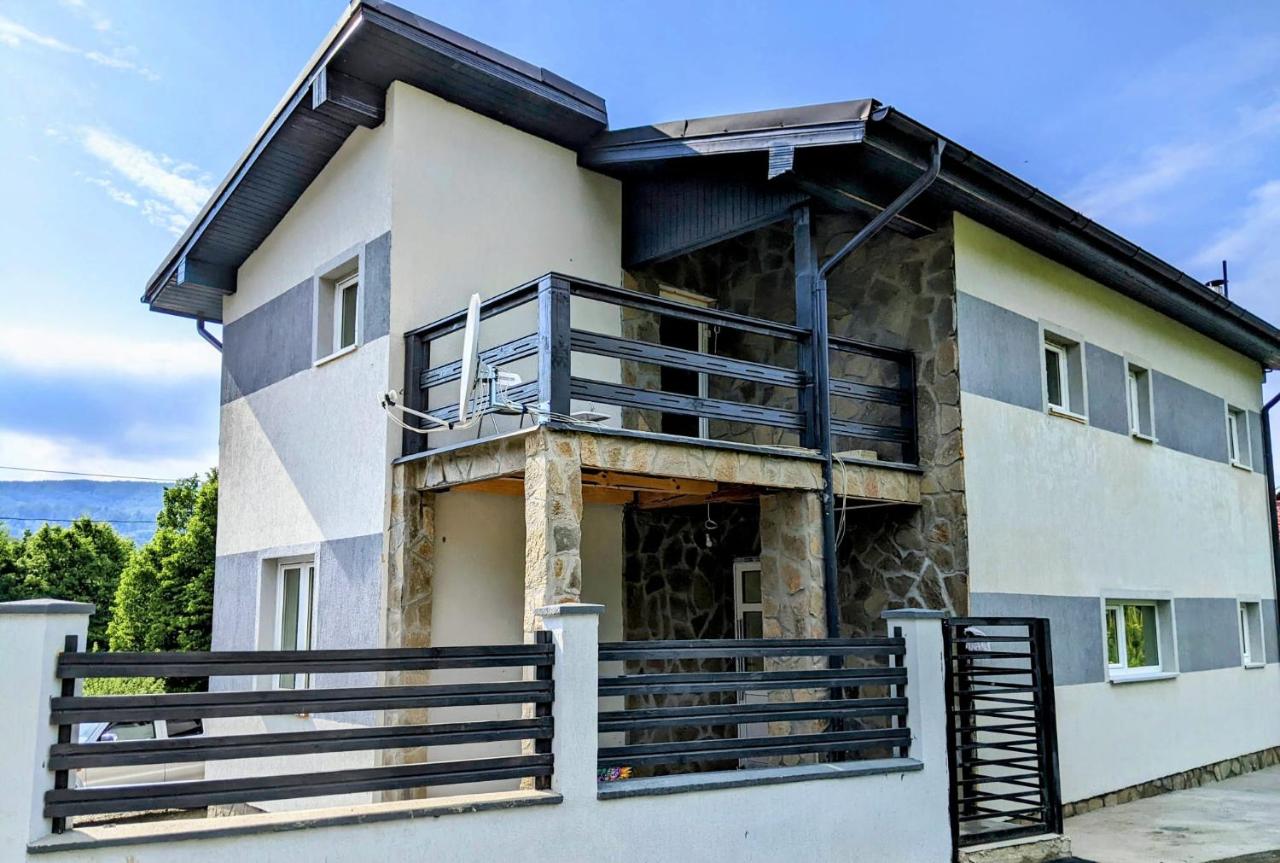 Hill House Valiug Crivaia - B&B