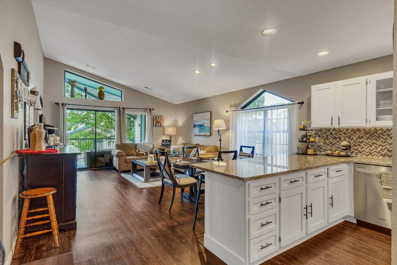 2 Bed Condo-The Greens at Thousand Hills-Coffee Bar - B&B
