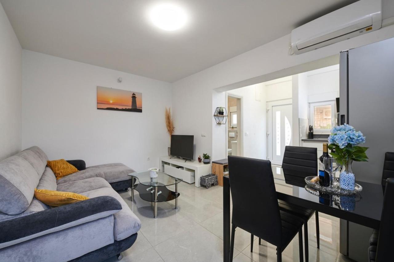 B&B Trogir - Apartment Josip Čiovo (2+1) - Bed and Breakfast Trogir