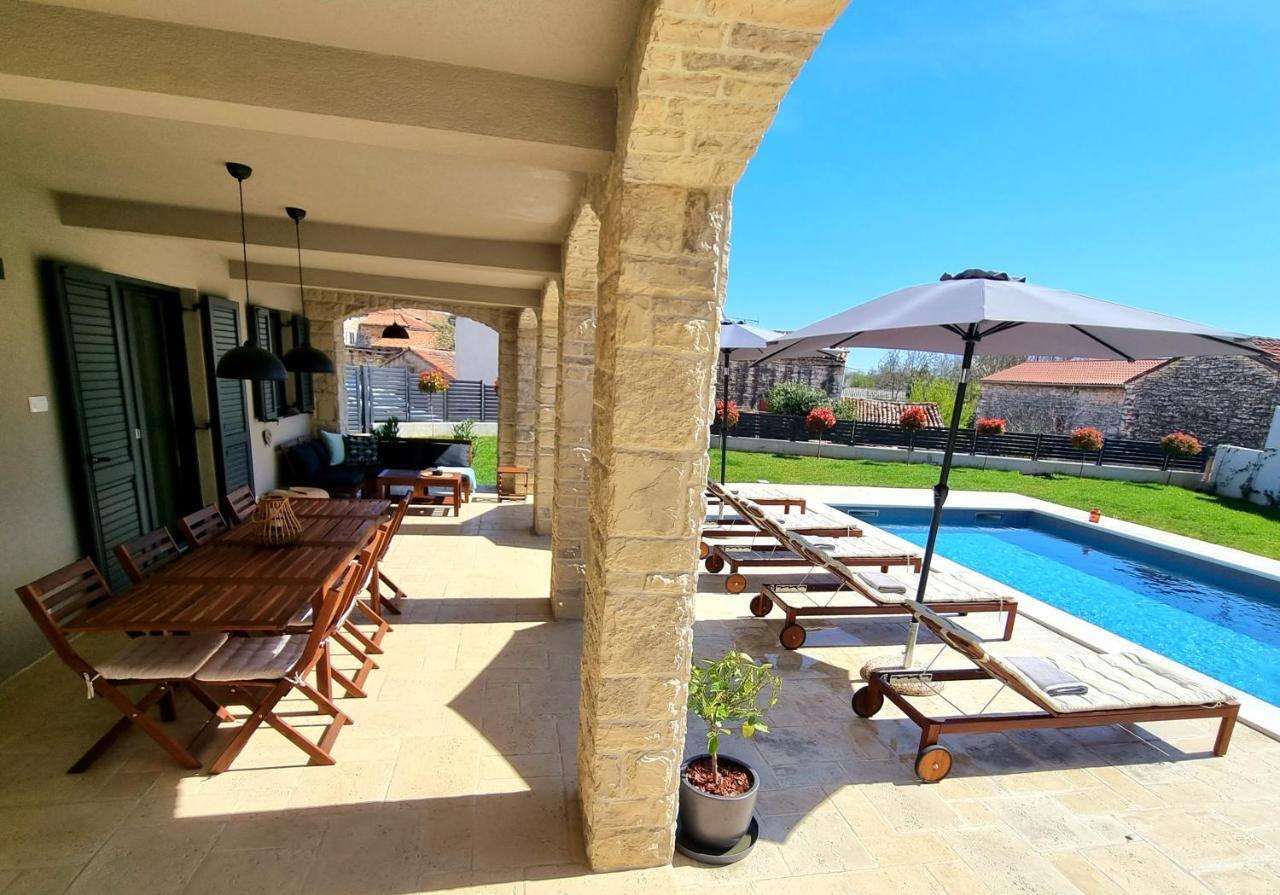 Villa Ajda with heated privat pool, jacuzzi, sauna, 4 bedroom, 4 bathroom - B&B Svetvinčenat