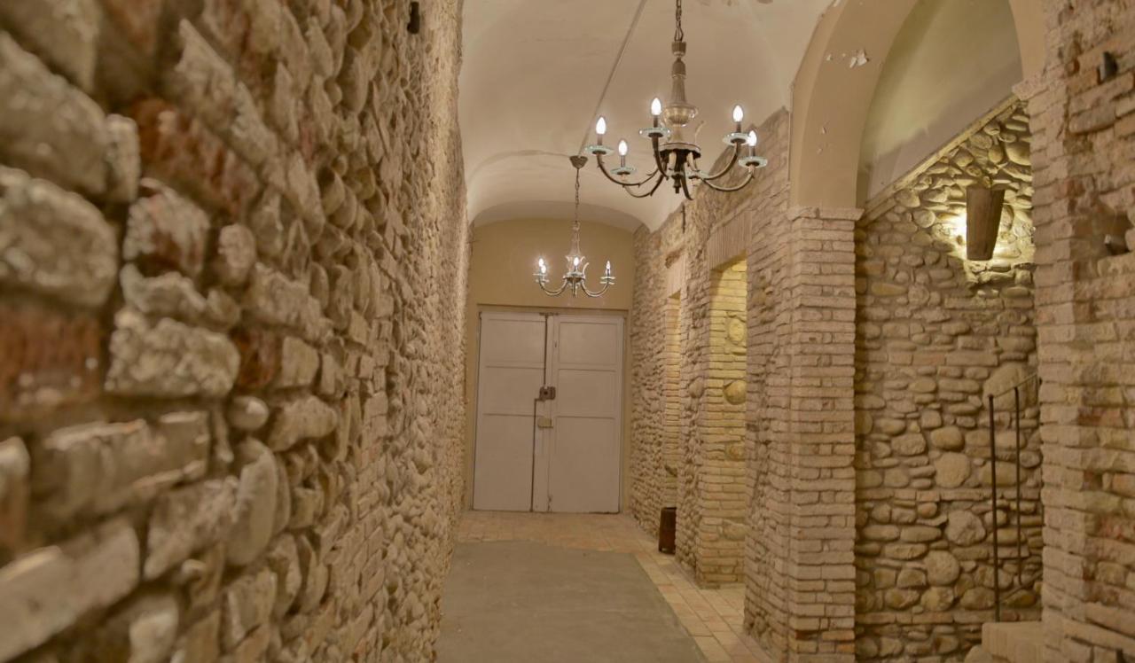 Palazzo Antico nella piazza di Montepagano - B&B Montepagano