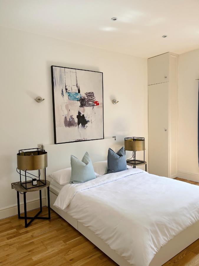 B&B London - Modern and light 2 bed flat in SW2 - Bed and Breakfast London