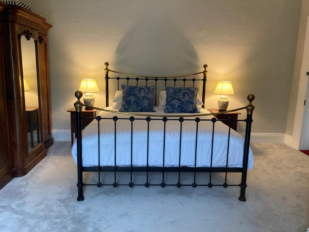 Zimmer mit Kingsize-Bett und Gartenblick. 