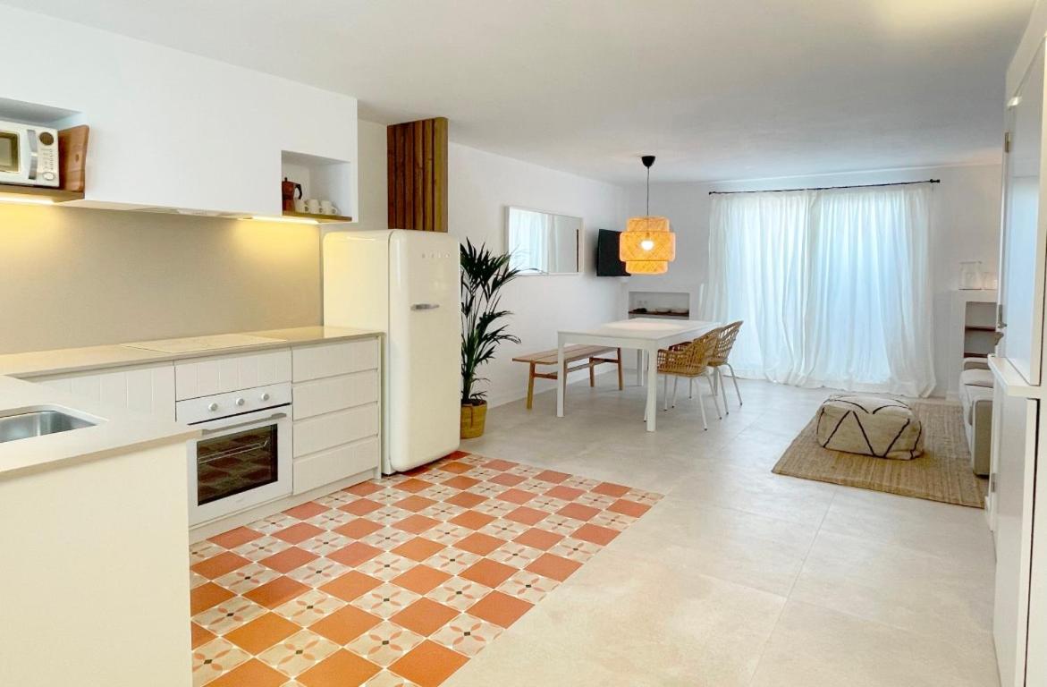 APARTAMENTOS LA PALMA FORNELLS - Bed and Breakfast