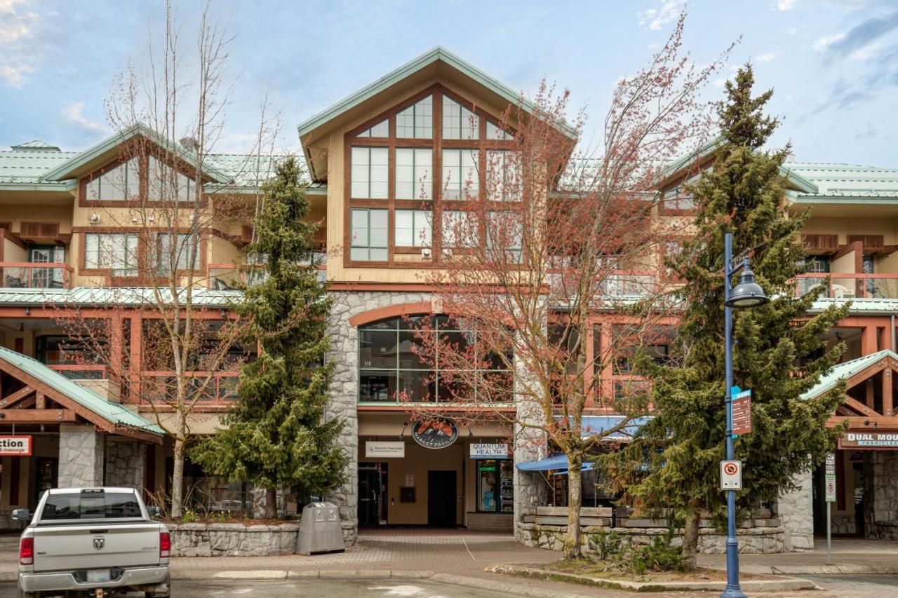 The Après, Village Studio with Hot Tub and View - Chambres d’hôtes Whistler