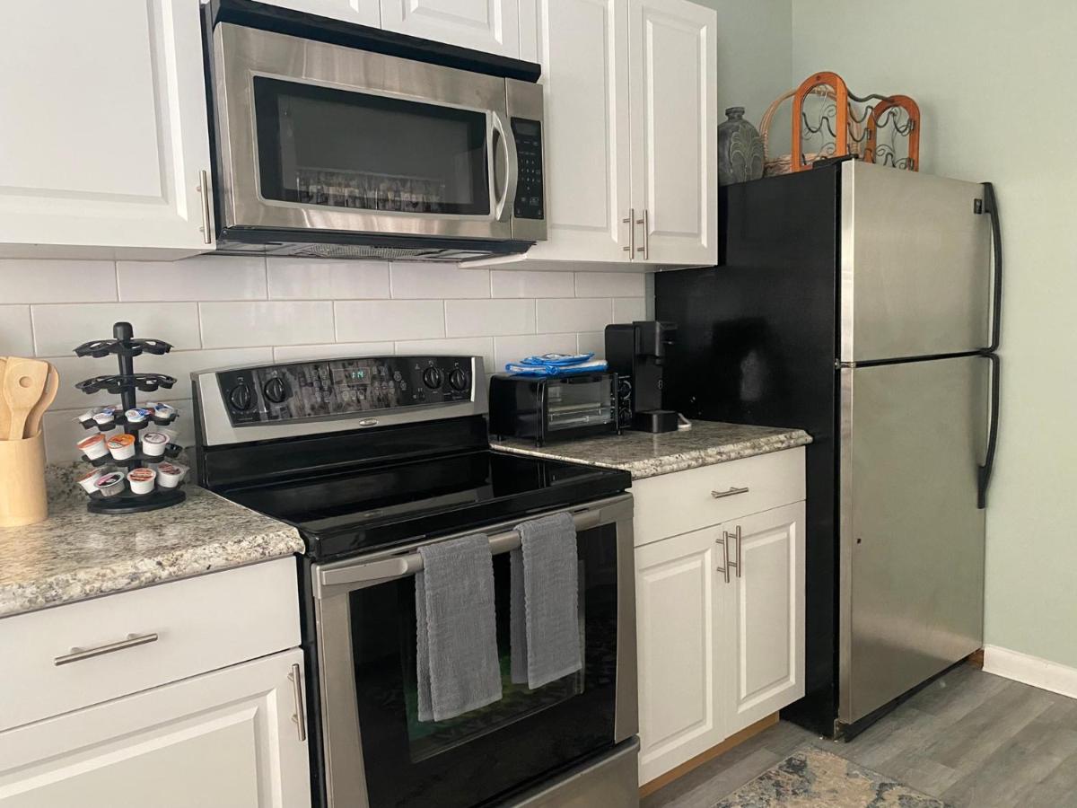 B&B Lake Worth - 5 min to Beaches and 4 Seasons Resort at 1000 a night! Great price for 2 Bedroom House! Sleeps 5 Large Living Room Fenced Backyard Patio Grill Firepit Driveway Parking - Bed and Breakfast Lake Worth