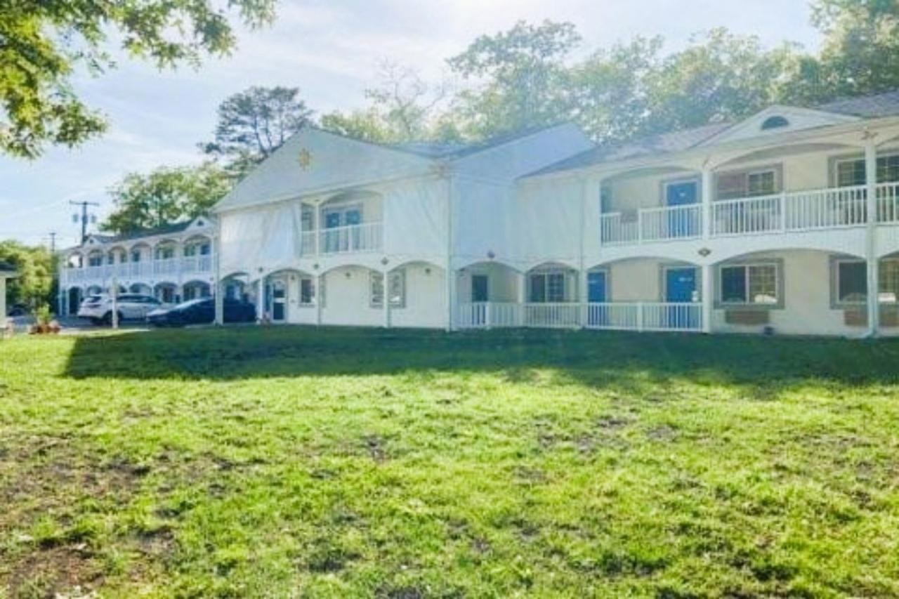 Studio Inn and Suites - B&B