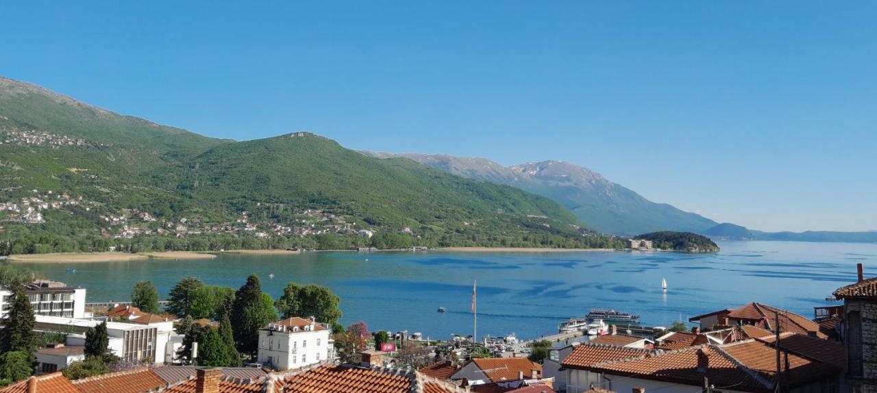 Habitación con cama extragrande y vistas al lago