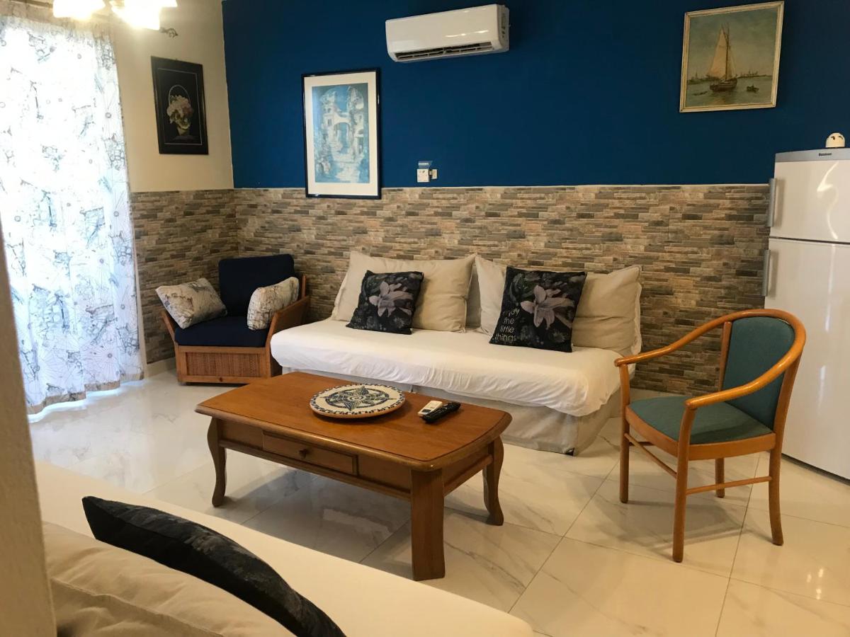 Latchi Holiday Flat - Bed and Breakfast Pólis