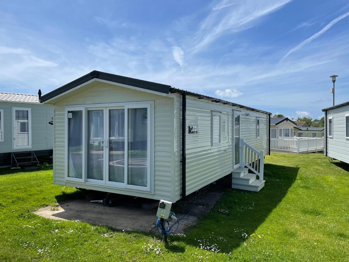 J2 static caravan at Fairway Holiday Park - B&B Sandown