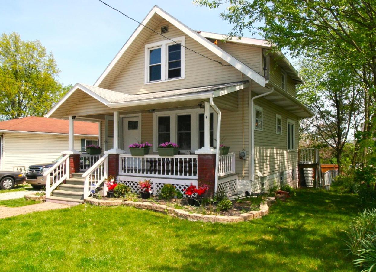 B&B Akron - Cheerful 3 BR. 2 Bath, Spacious Family Home - Bed and Breakfast Akron