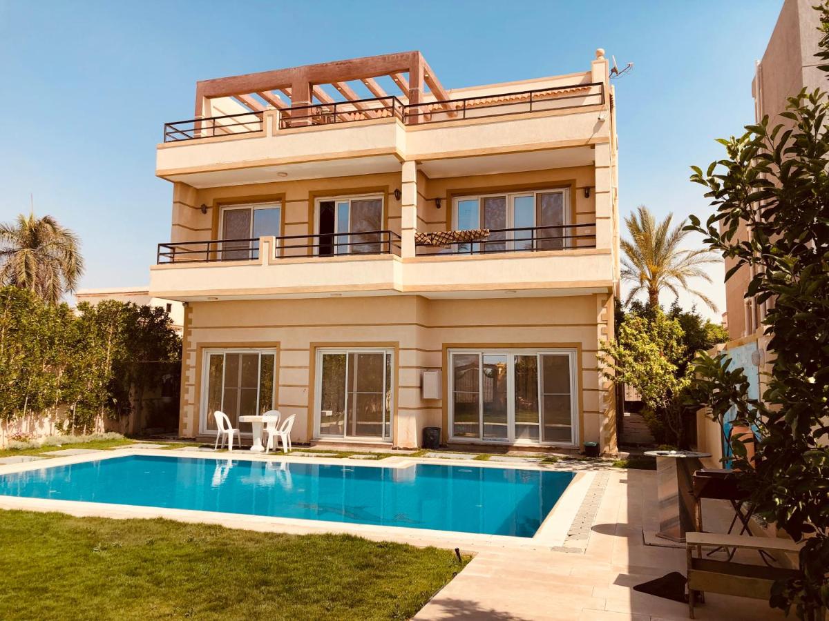 B&B Alexandria - Lovely Villa 5- bedroom with Overflow Pool with Nice Garden at Green Oasis Resort - Bed and Breakfast Alexandria