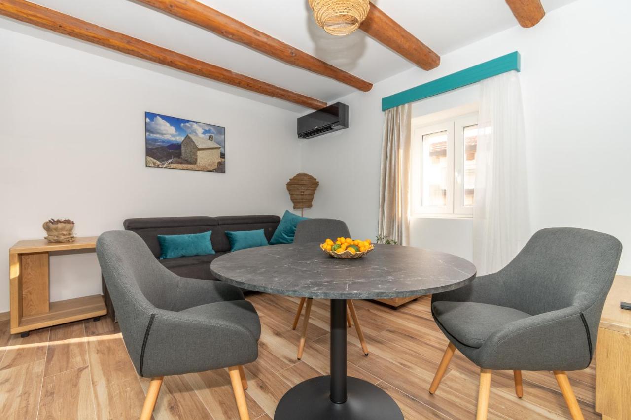 Ivka Makarska - modern and luxurious oldtown apartament - Chambres d'hôtes Makarska