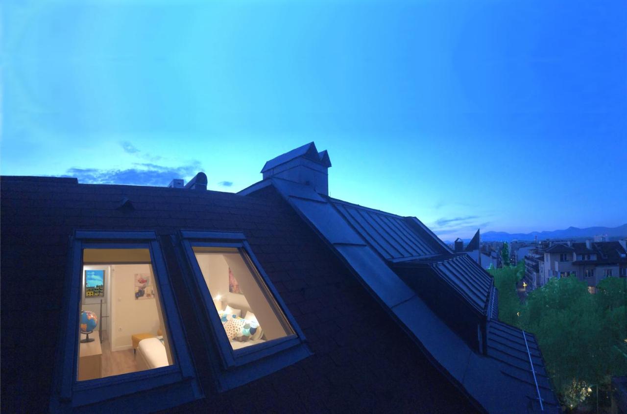 Unique Luxurious Jacuzzi PENTHOUSE DUPLEX in City Center! 2 BATHS! FREE PARKING! - Chambres d’hôtes
