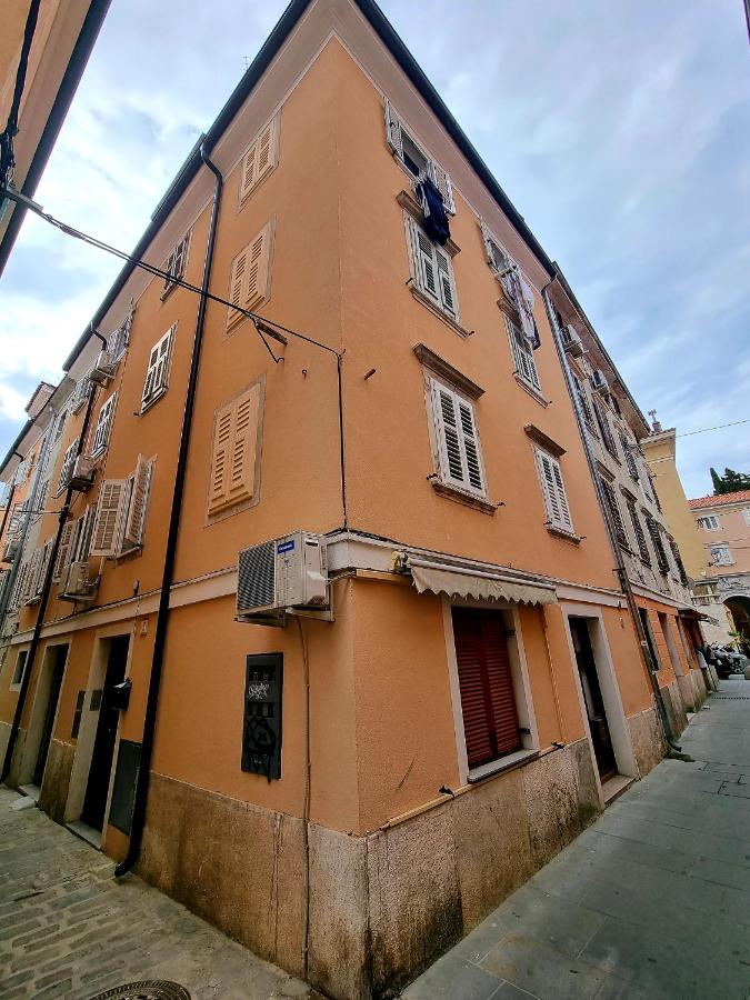 Apartments Lara 2 - with more affordable parking - B&B
