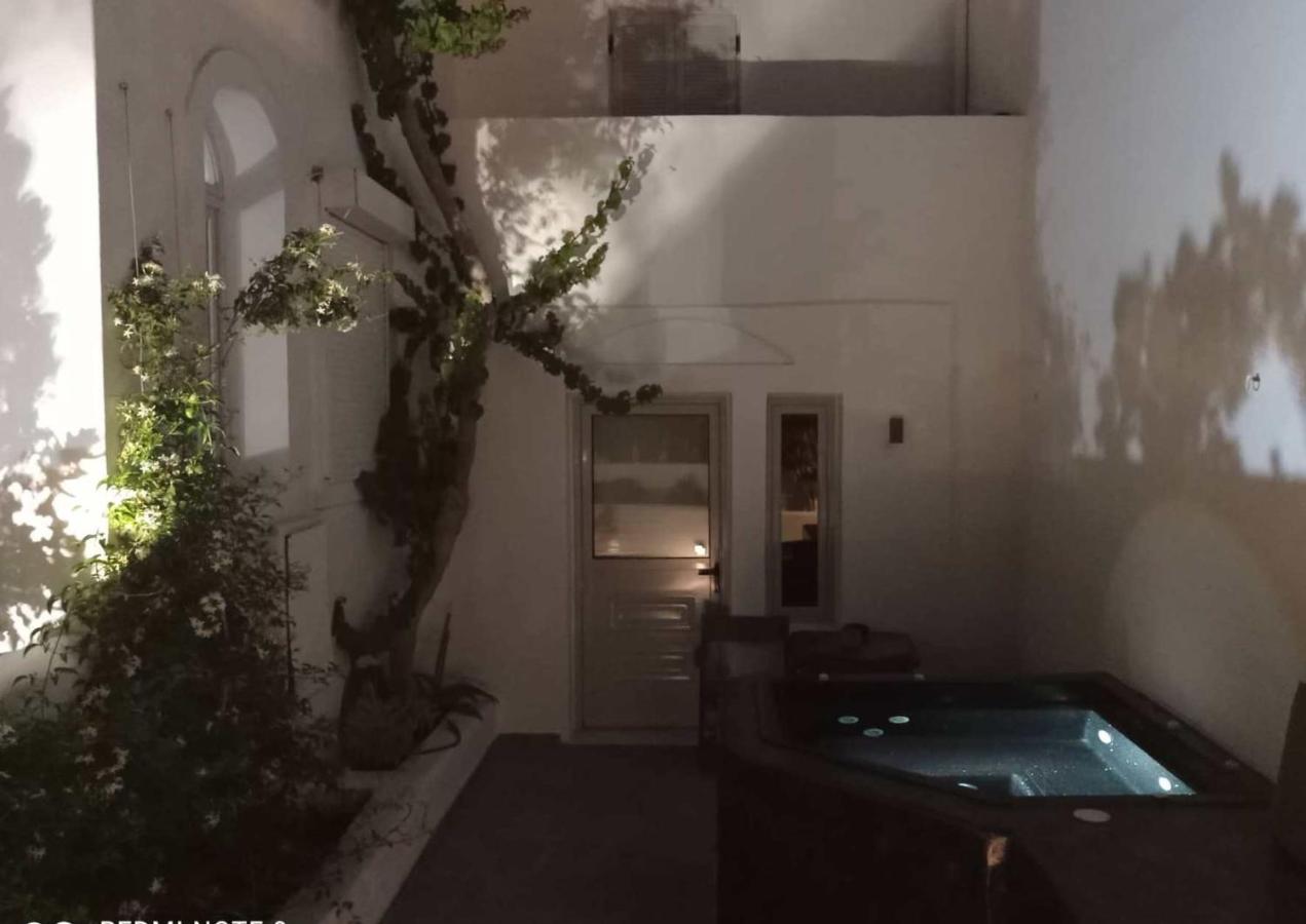 Sensia Luxury Studio with Hot tub - B&B Oía