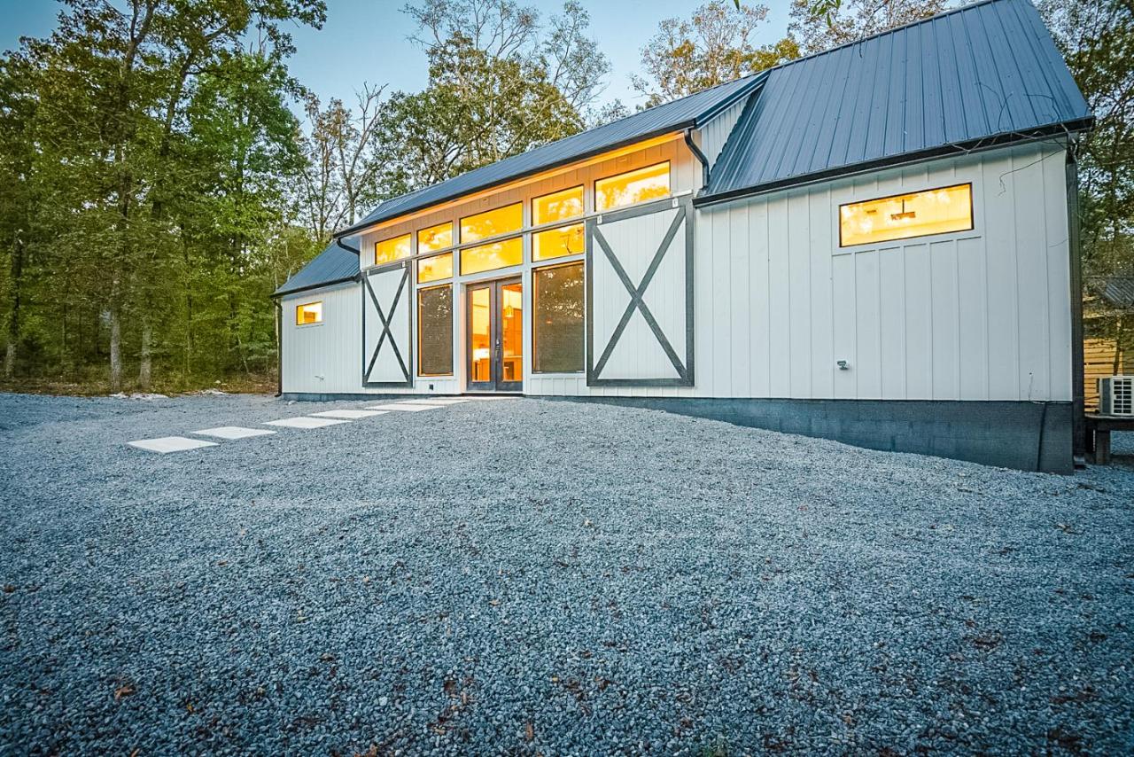 "The Barndo" 4BR Luxury Cabin, Hot Tub, Fire Pit, Bunks, Arcades, Playhouse! - Chambres d’hôtes Broken Bow