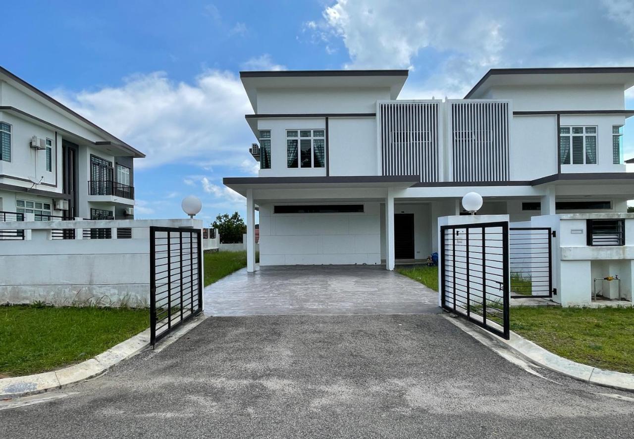 Desaru Arcadia Villa with Pool Table, Outdoor BBQ, Indoor Steamboat by Beestay - B&B