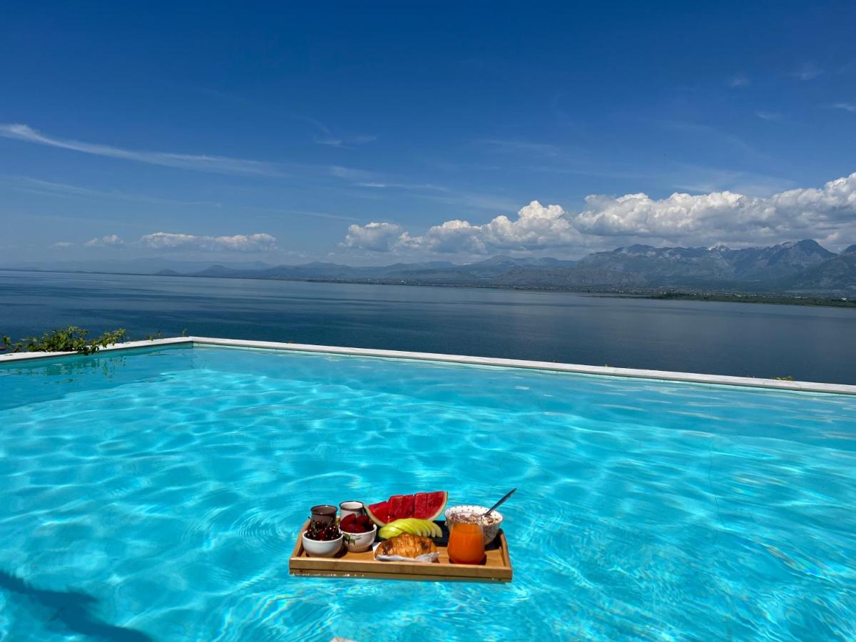 Lake Breeze Villa with a Pool & Magnificent Views - Bed and Breakfast
