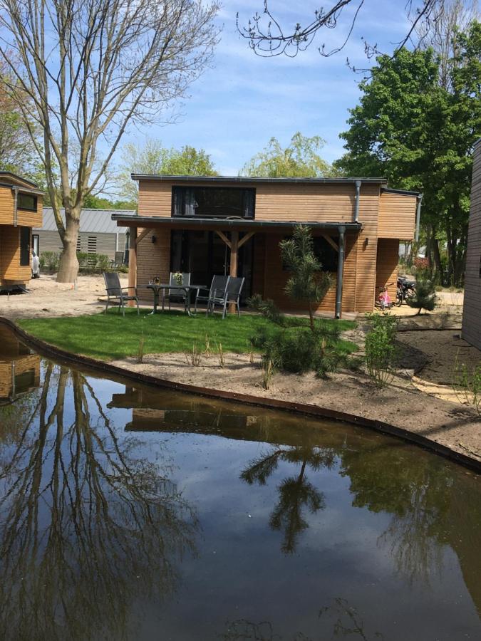 Fraai Tiny House aan het veluwemeer met uitzicht & veranda - Bed and Breakfast Hulshorst