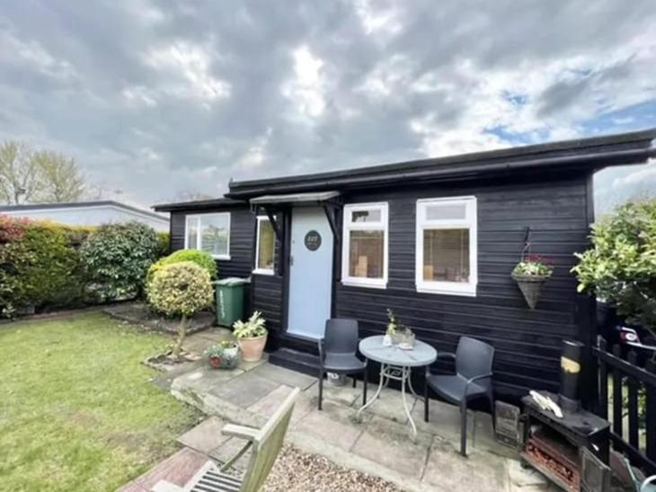 B&B Humberston - 2 bedroom chalet bungalow on Humberston Fitties. - Bed and Breakfast Humberston