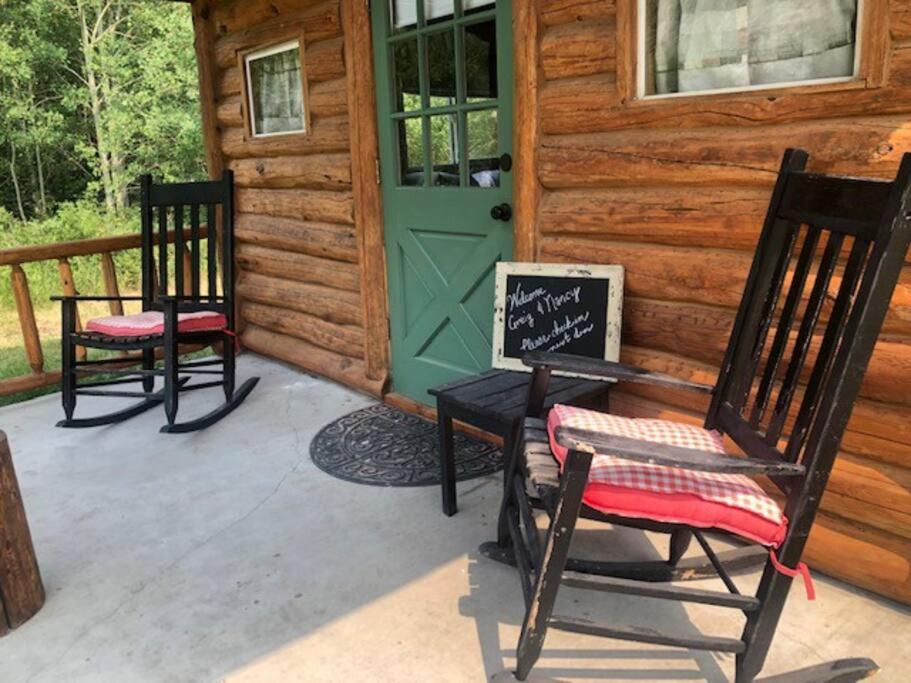 B&B Conner - Tiny Log Cabin with Loft on Creek - Bed and Breakfast Conner