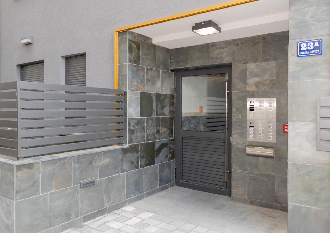 Estudio con balcón