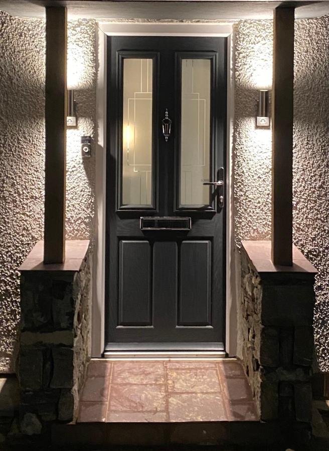 Stunning Pet-Friendly Home with Hot Tub less than one minute walk from Barmouth Beach - Chambres d'hôtes Barmouth