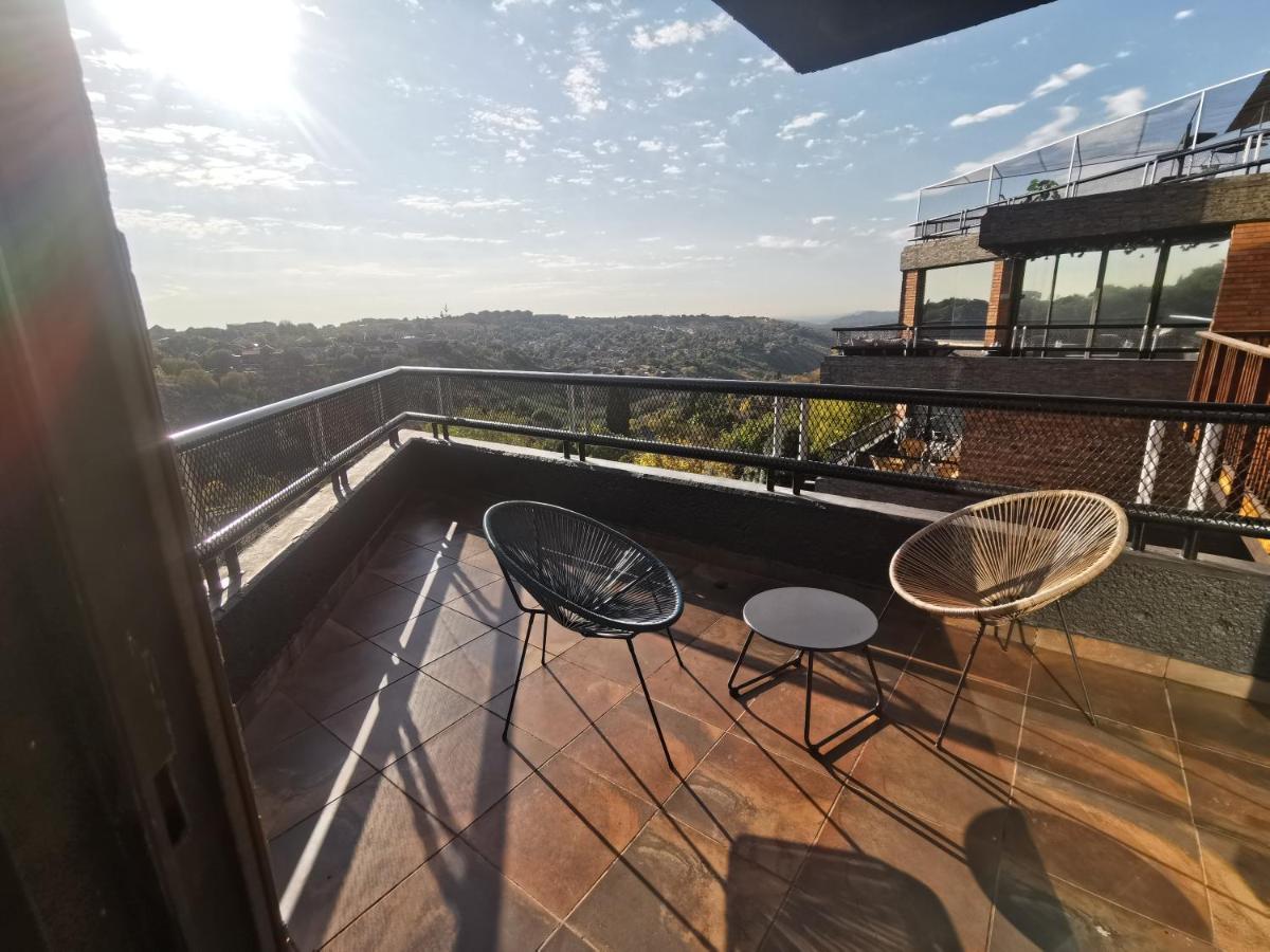 Zimmer mit Queensize-Bett und Gartenblick