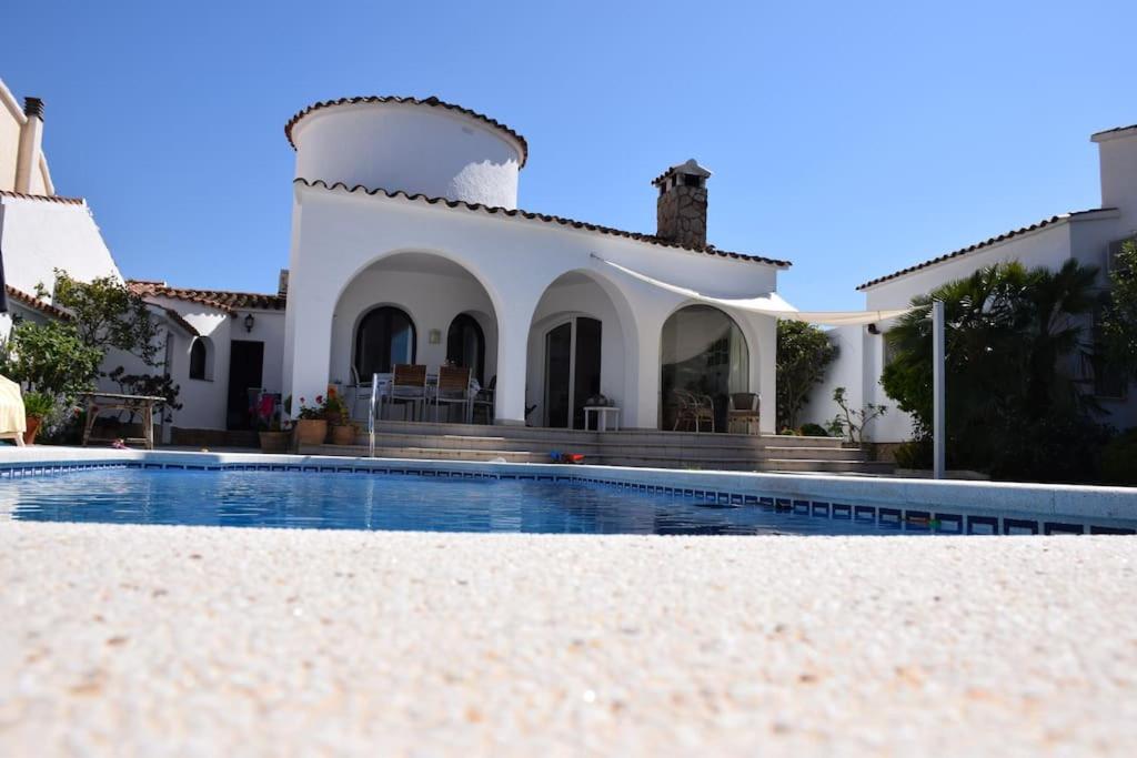 'Casa Empuria' aan kanaal met zwembad en aanlegsteiger - Ferienwohnung Empuriabrava