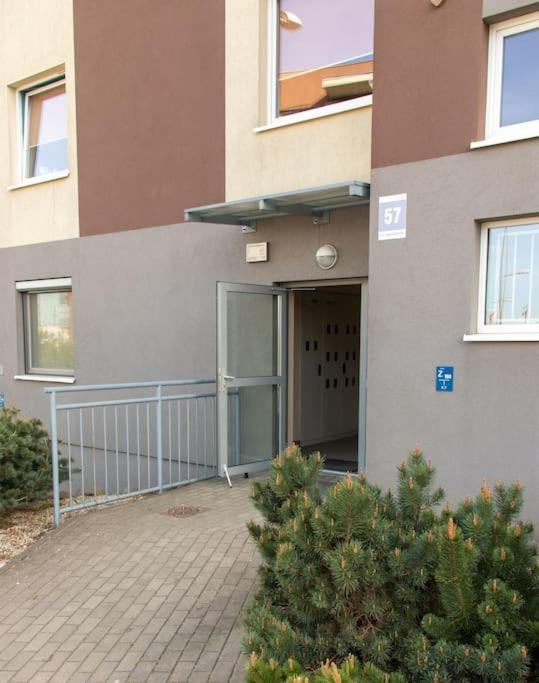 Rodzinne mieszkanie 2-pokojowe 50m2 z bezpłatnym prywatnym parkingiem i balkonem - B&B Danzica