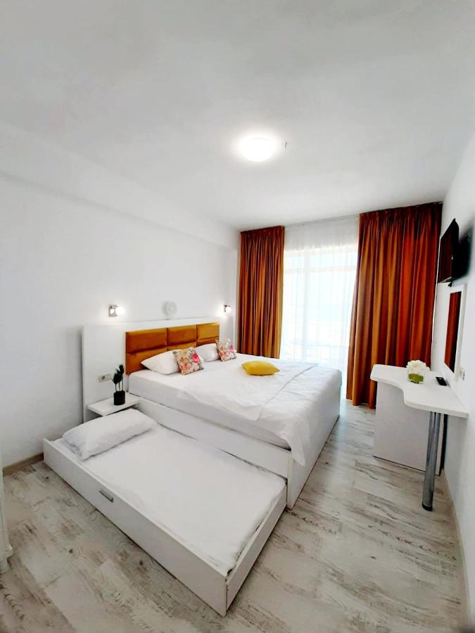 Double Room with Extensible Armchair & Lake View