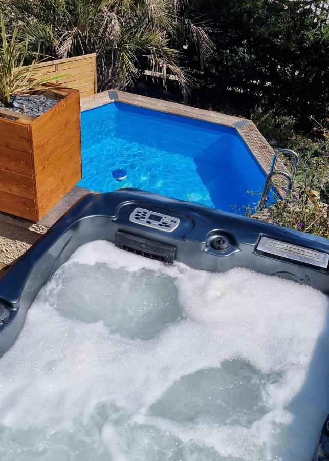 Studio port pin vue mer, jacuzzi, hammam, parking PRIVES - B&B