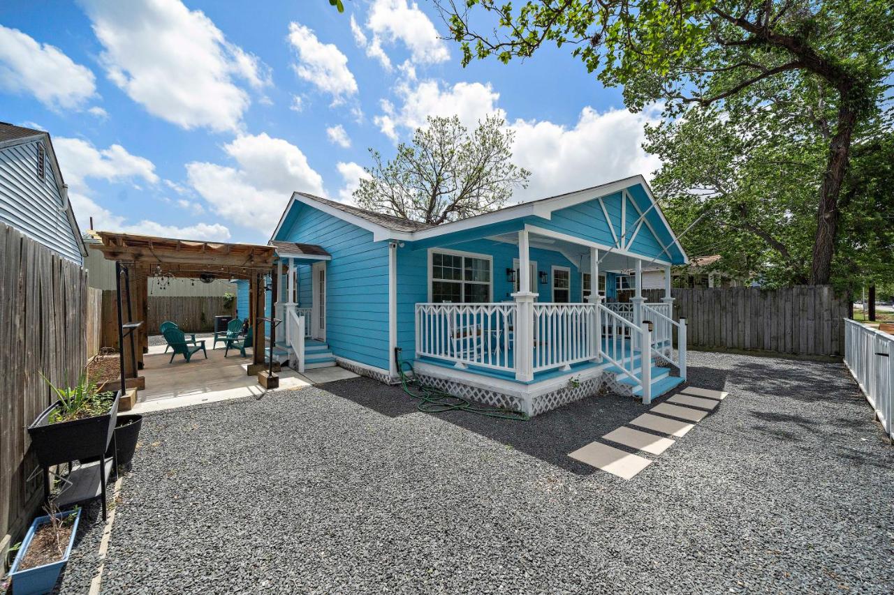 Blue Bungalow In Houston Heights! Walkable to Popular Bars - B&B