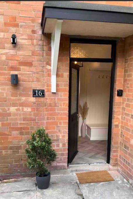 Freshly renovated 2 bedroom apartment 10 mins from Cotswolds Child Friendly Great location with plenty of nearby free parking freestanding bath and outdoor private terrace area - Ferienwohnung