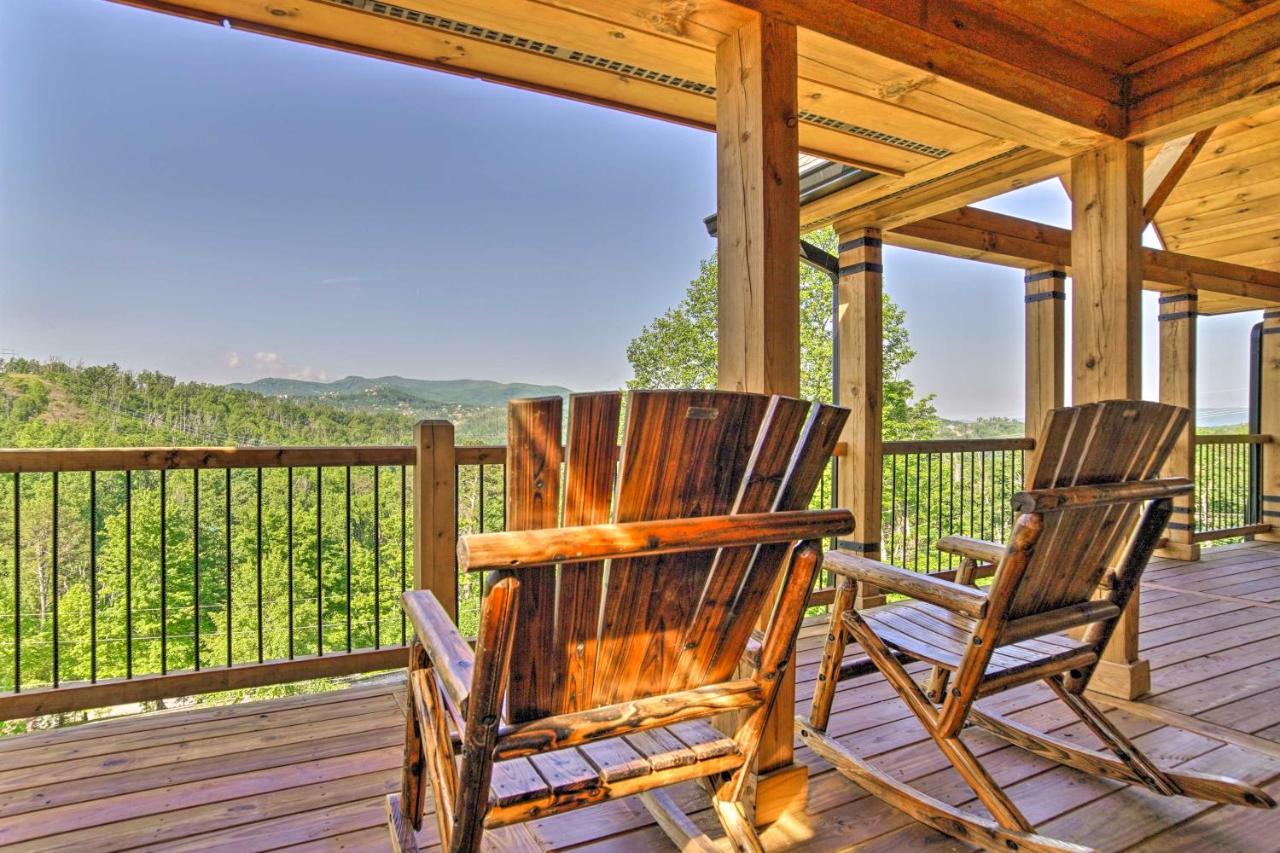 Spacious Mountain Retreat with Hot Tub and Views! - B&B Gatlinburg