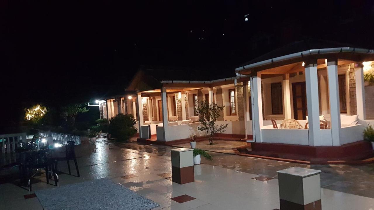 Takdah Heritage Bungalow no 10 - Bed and Breakfast