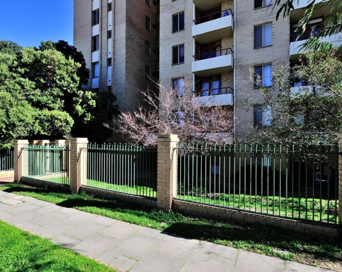 Sky High on Arundel - central Fremantle apartment - B&B