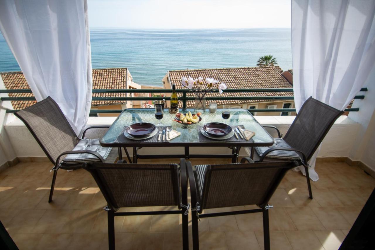 Alexandras On The Beach and Pool apt - Chambres d'hôtes Glyfáda