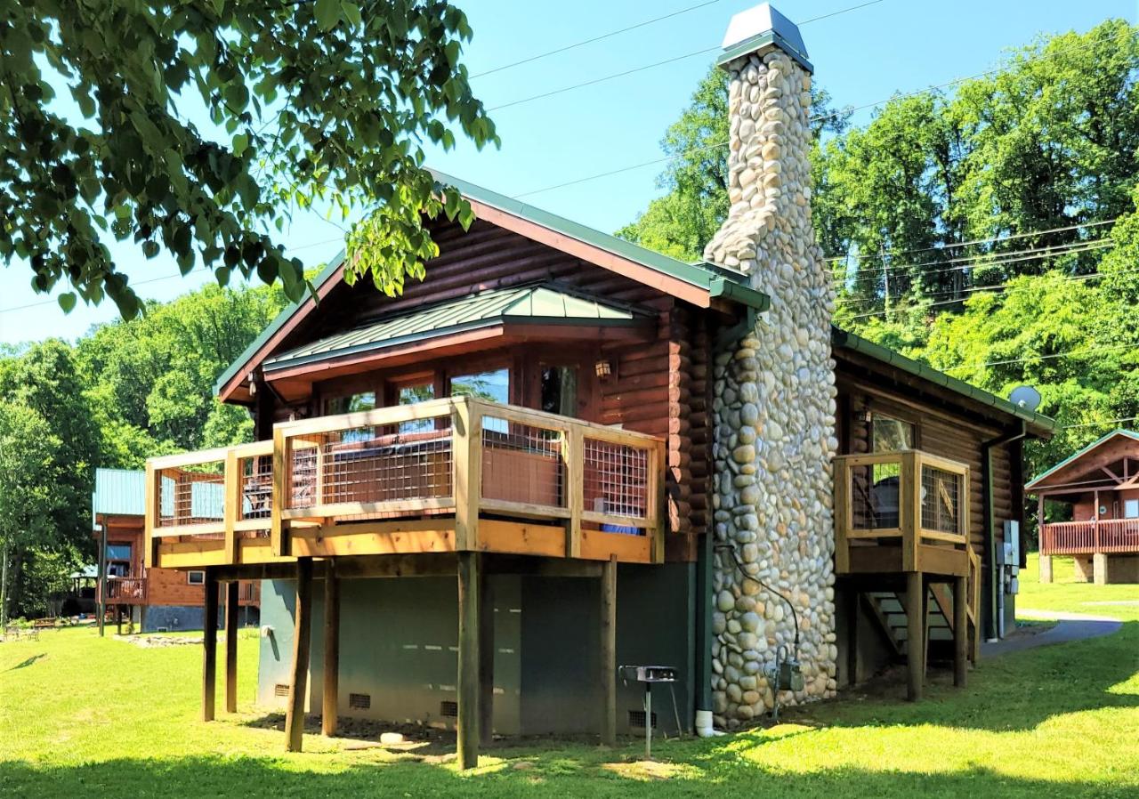 Skinny Dippin'-River Front- Free Tickets-Dog Friendly-Sleeps 6 - B&B