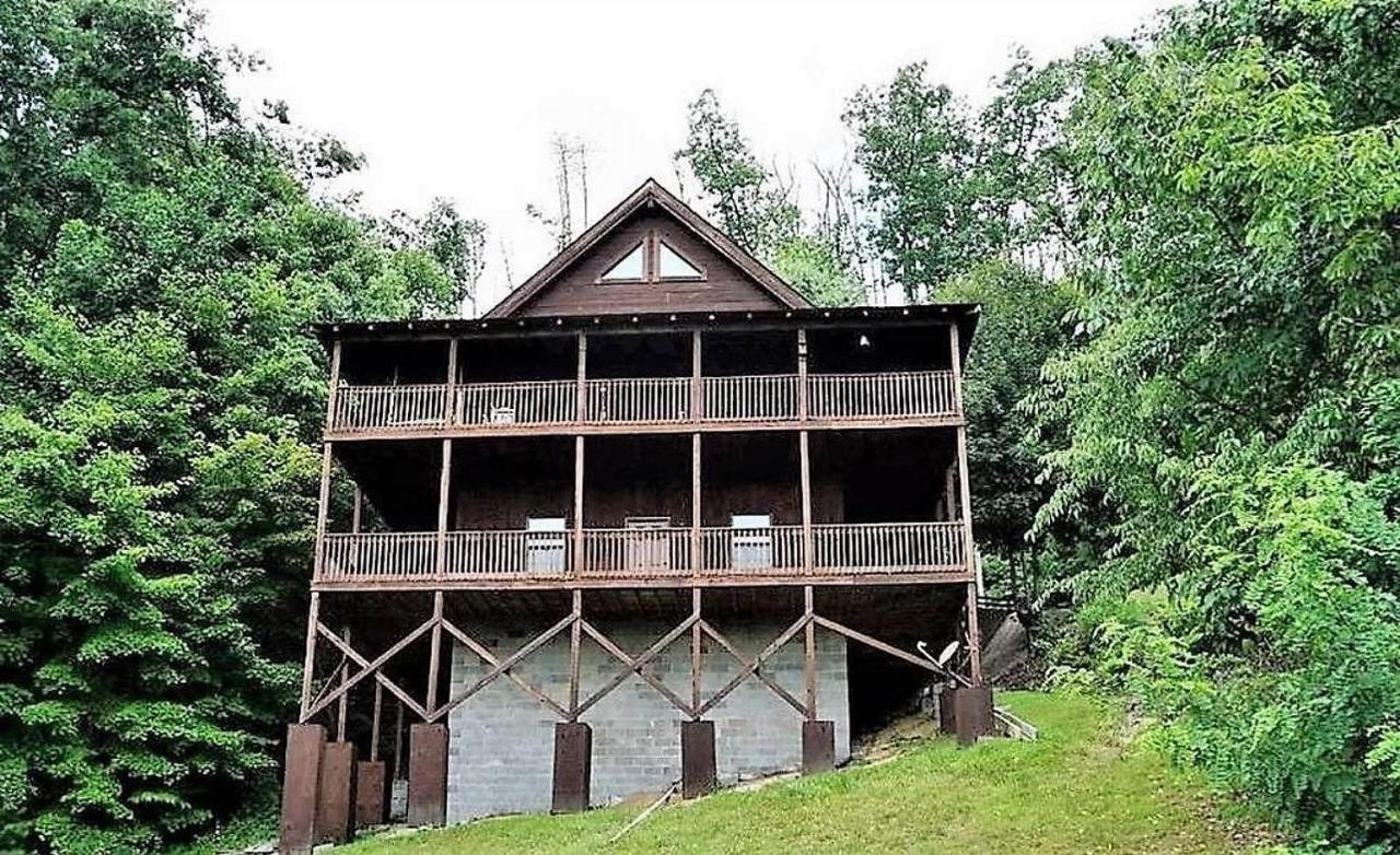 Mountain Paradise Mountain Views, Hot Tub & Free Attraction Tickets - B&B Sevierville