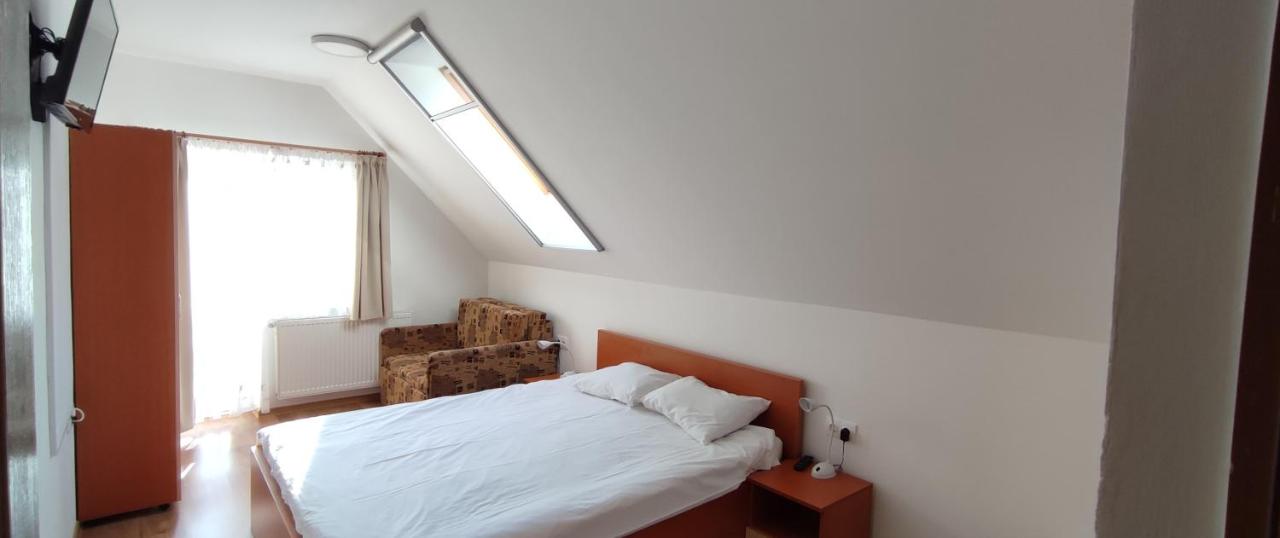 Chambre Double ou Lits Jumeaux avec Salle de Bains Privative