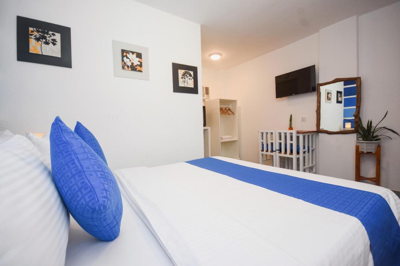 Deluxe Royal Blue Queen Room