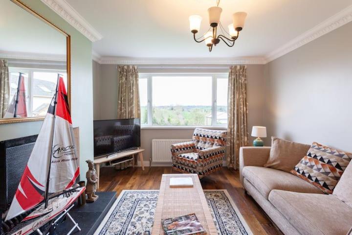 Charming Cottage 4 Bedroom - Ferienwohnung Acton