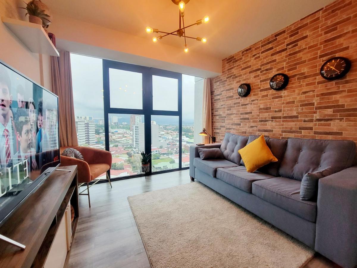 Cosmopolitan APT 1407, 5 Star Facilities, 15m SJO Airport, Parking, Pool, Gym - Bed and Breakfast