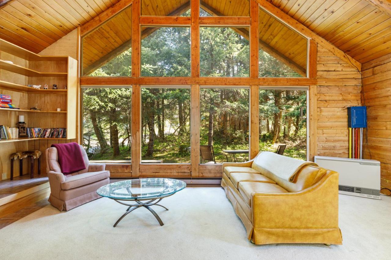 B&B Girdwood - Alpine Meadows Log Cabin - Bed and Breakfast Girdwood