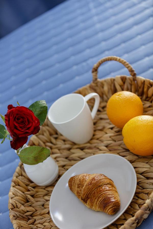 Adelphes Beachfront Apartment with direct connection to the beach - B&B Chionáto