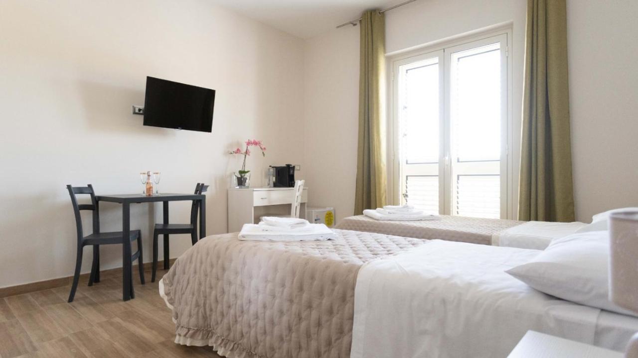 Doppel-/Zweibettzimmer mit Balkon